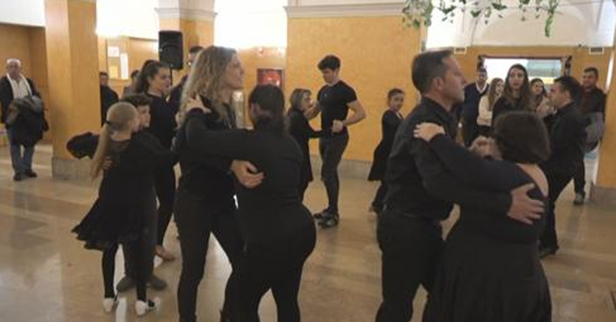 Una parella de Wapach Diversity tomba les barreres del ball esportiu